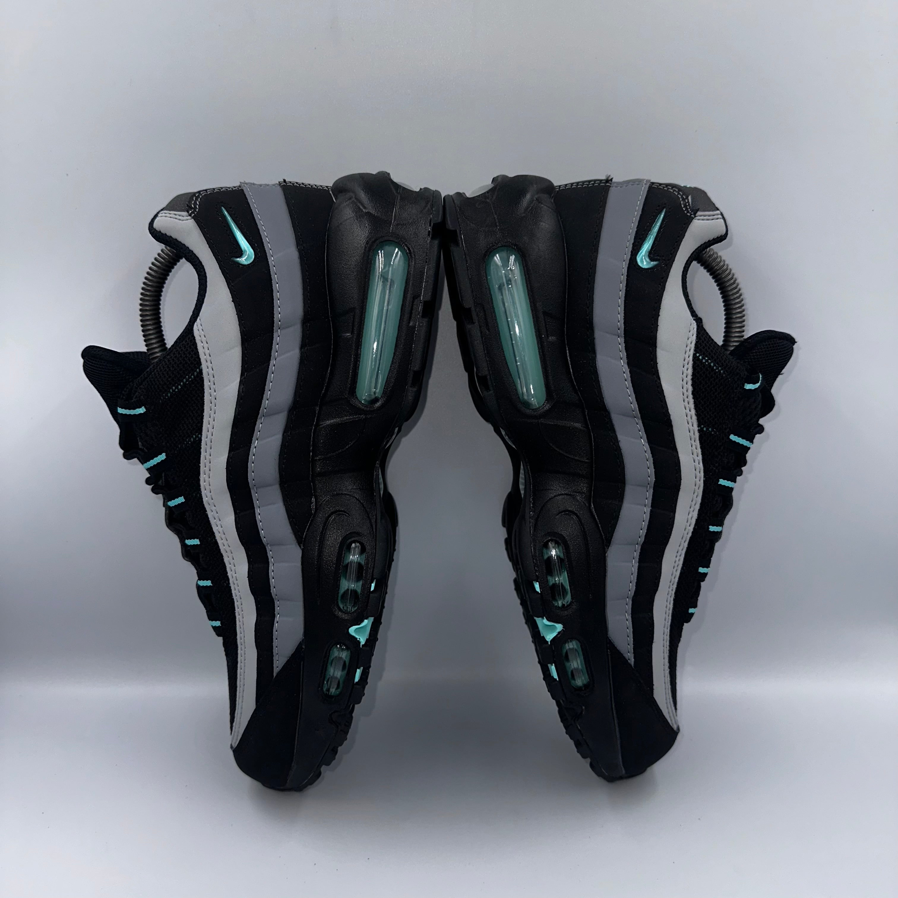 Nike Air Max 95 Jade Jewel / Aurora Green three-quarter front angle