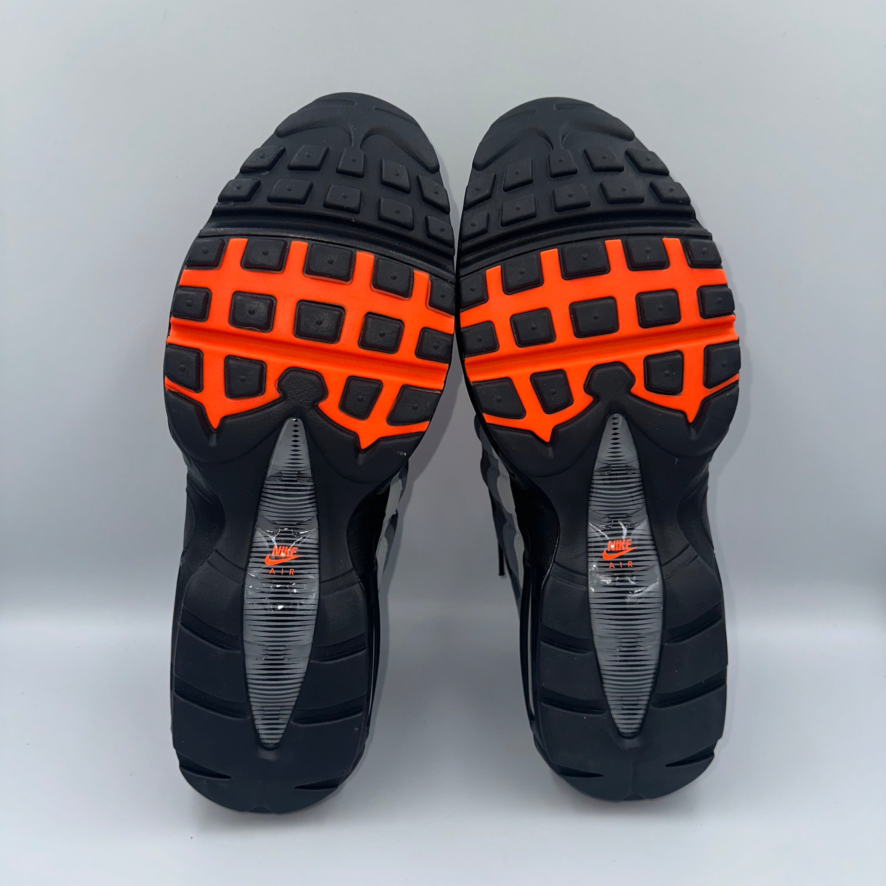 Nike Air Max 95 Reverse Hyper Crimson heel and counter detail