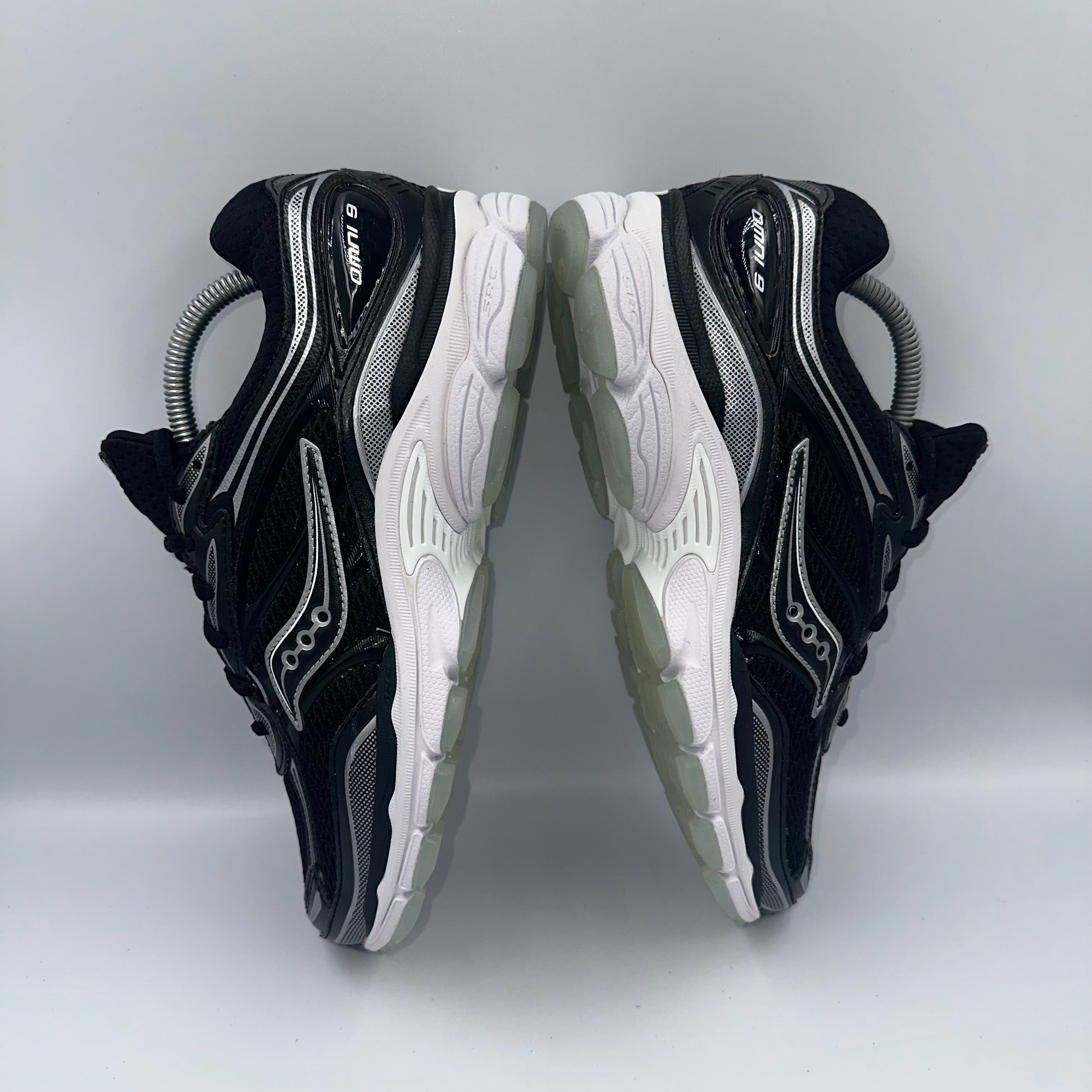 Saucony Progrid Omni 9 Black three-quarter front angle