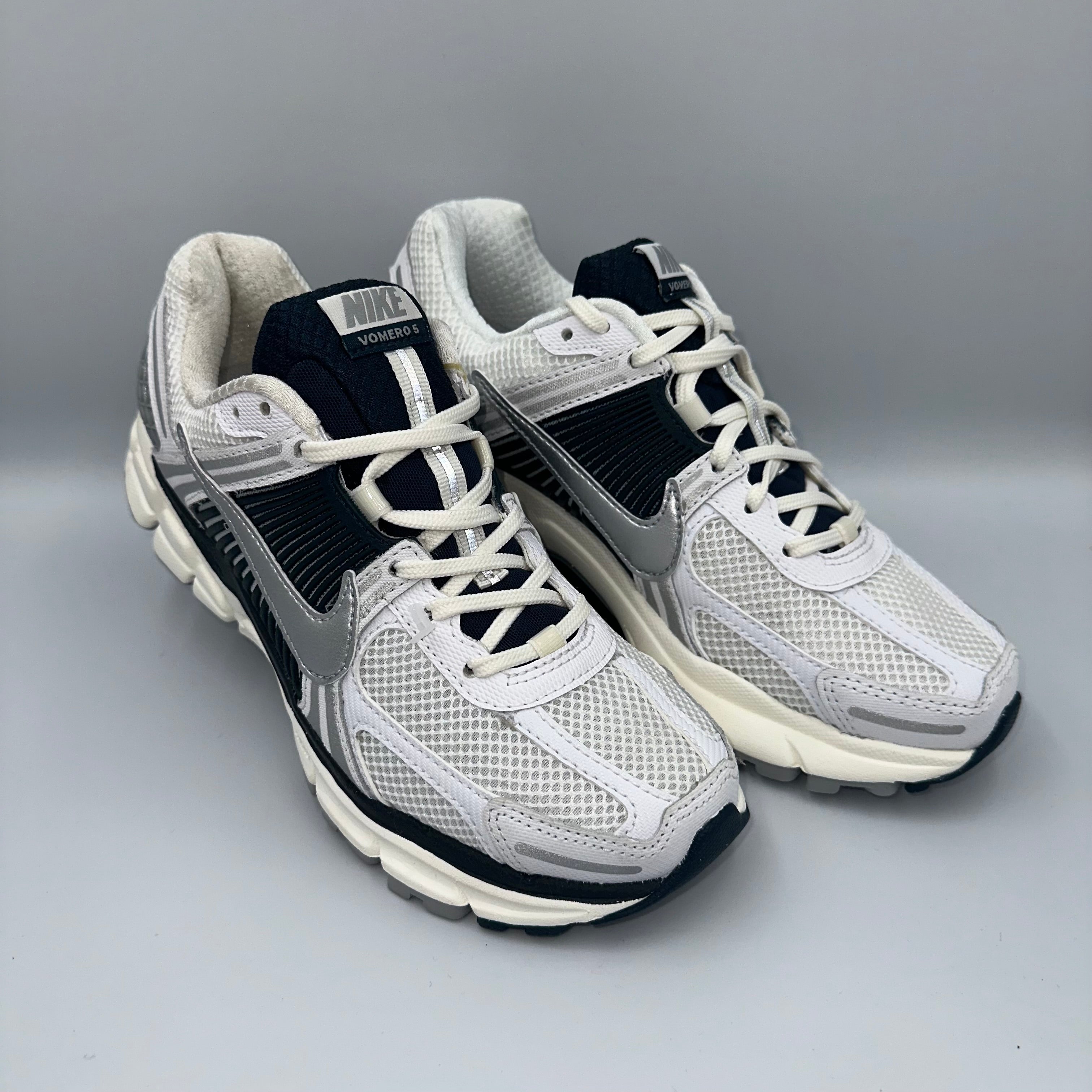 Nike Zoom Vomero 5 White / Metallic Silver UK 5 front view