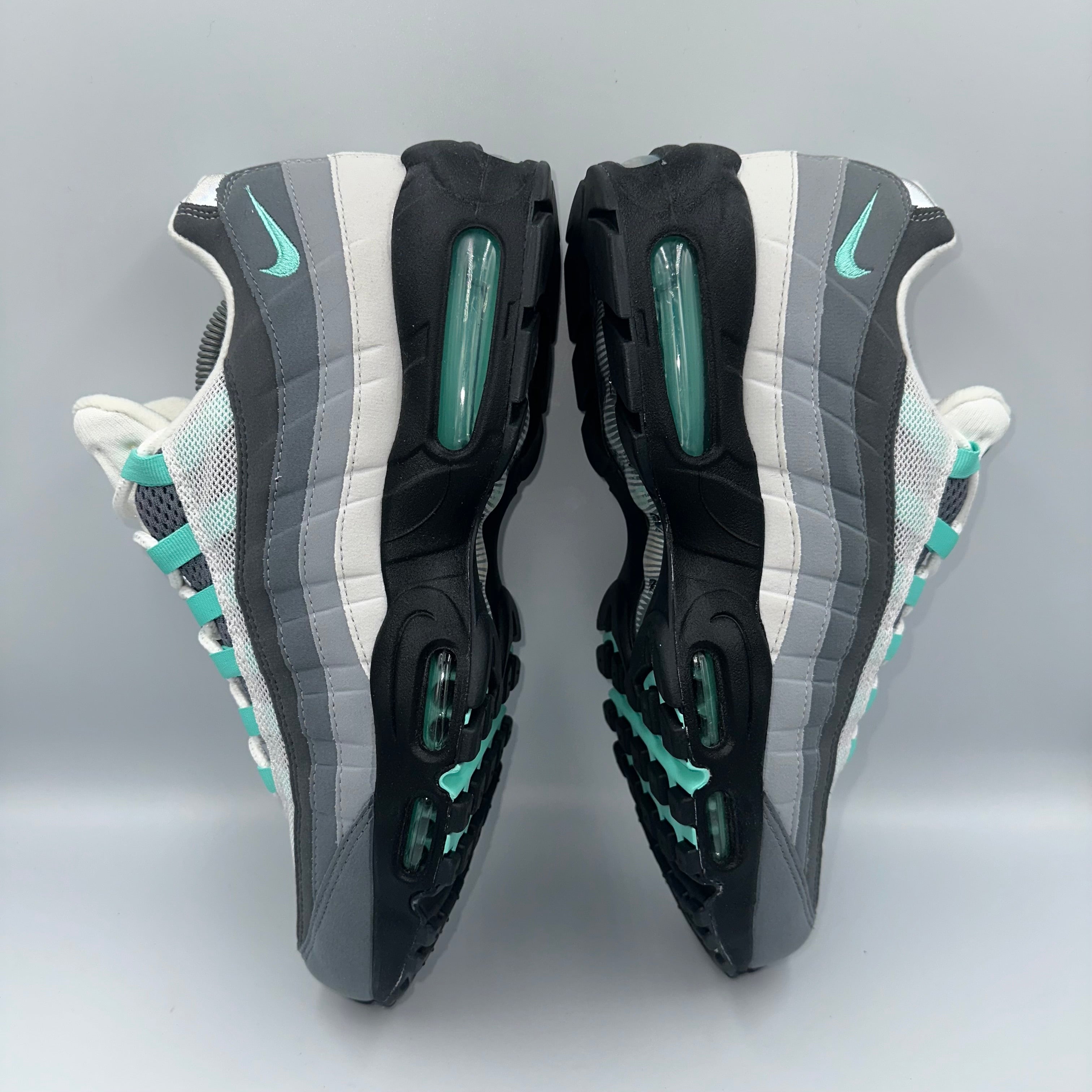 Nike Air Max 95 Hyper Turquoise three-quarter front angle