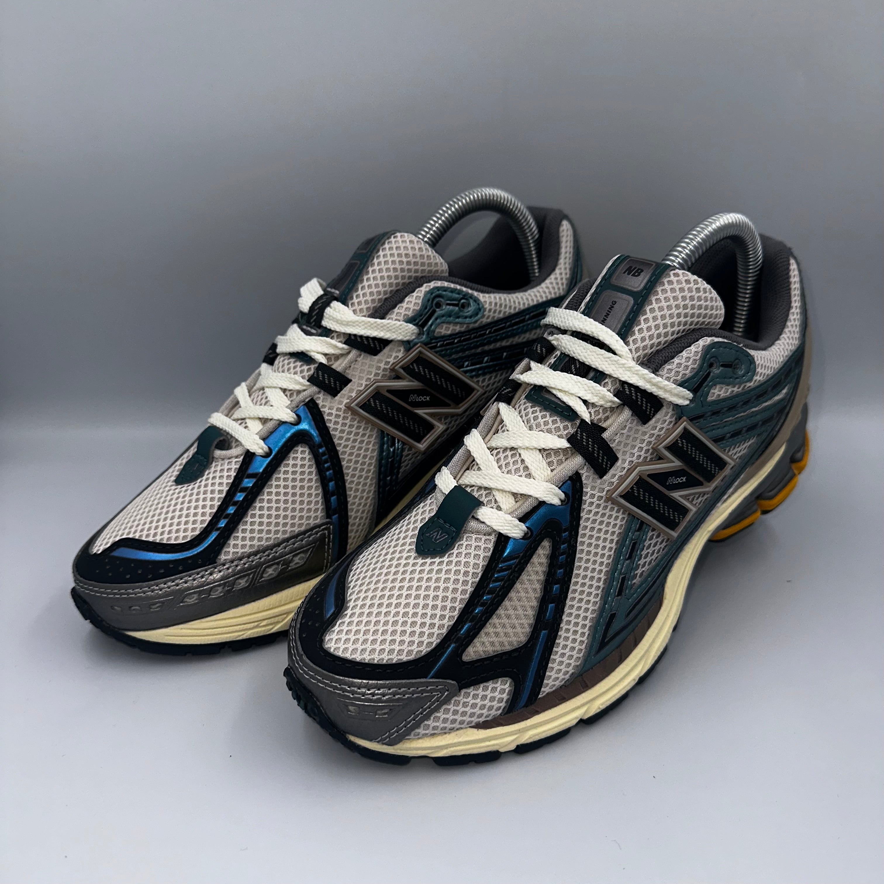 New Balance 1906R Newspruce / Moonbeam medial side view
