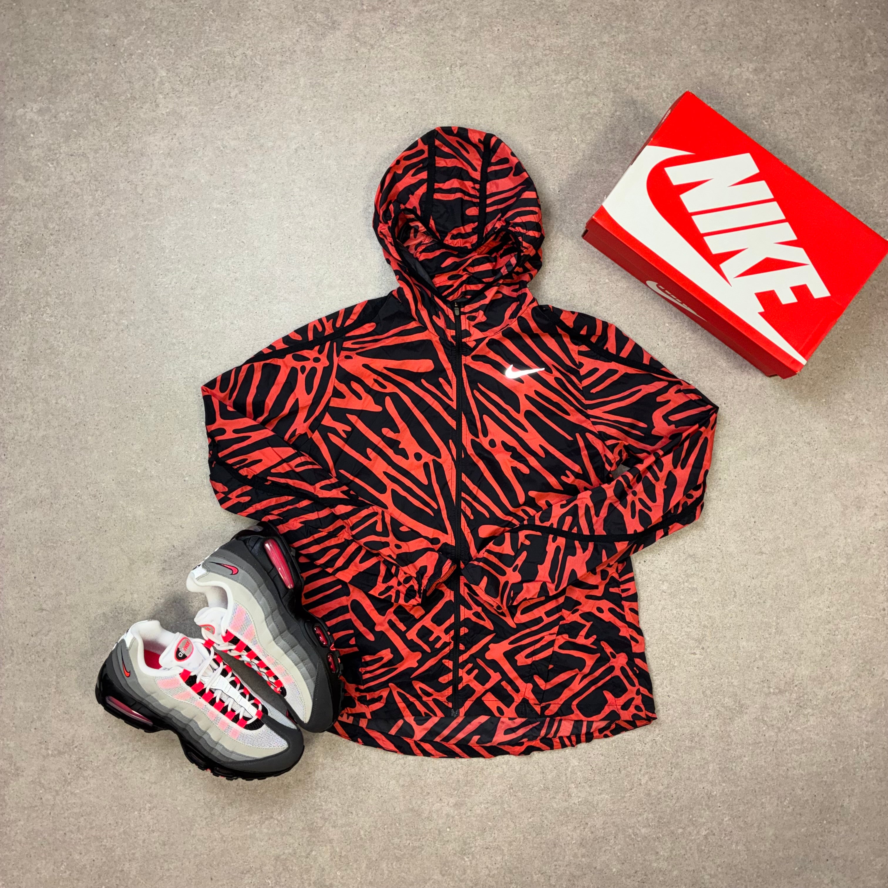 Nike Palm Impossibly Light Running Jacket Red / Black
