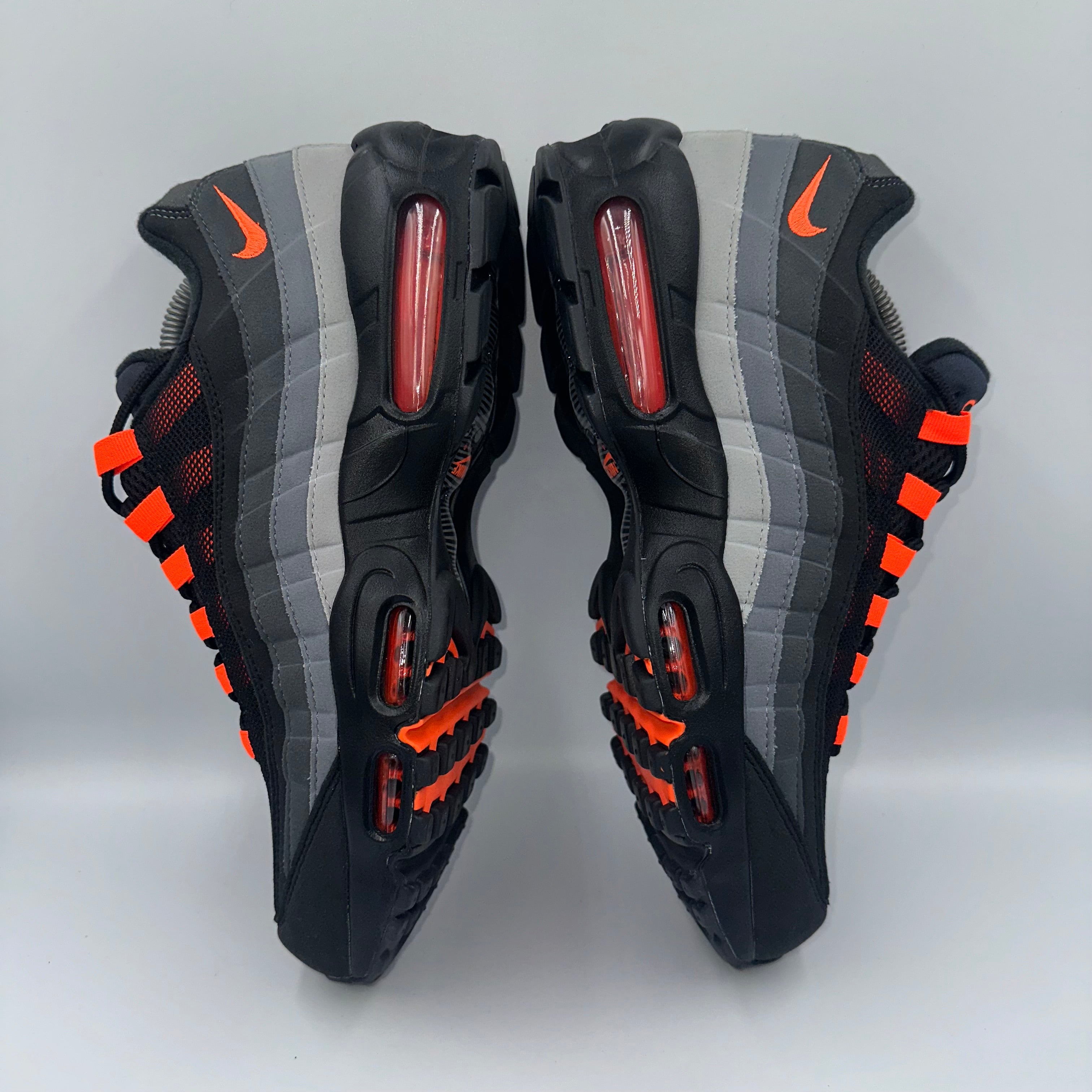 Nike Air Max 95 Reverse Hyper Crimson three-quarter front angle