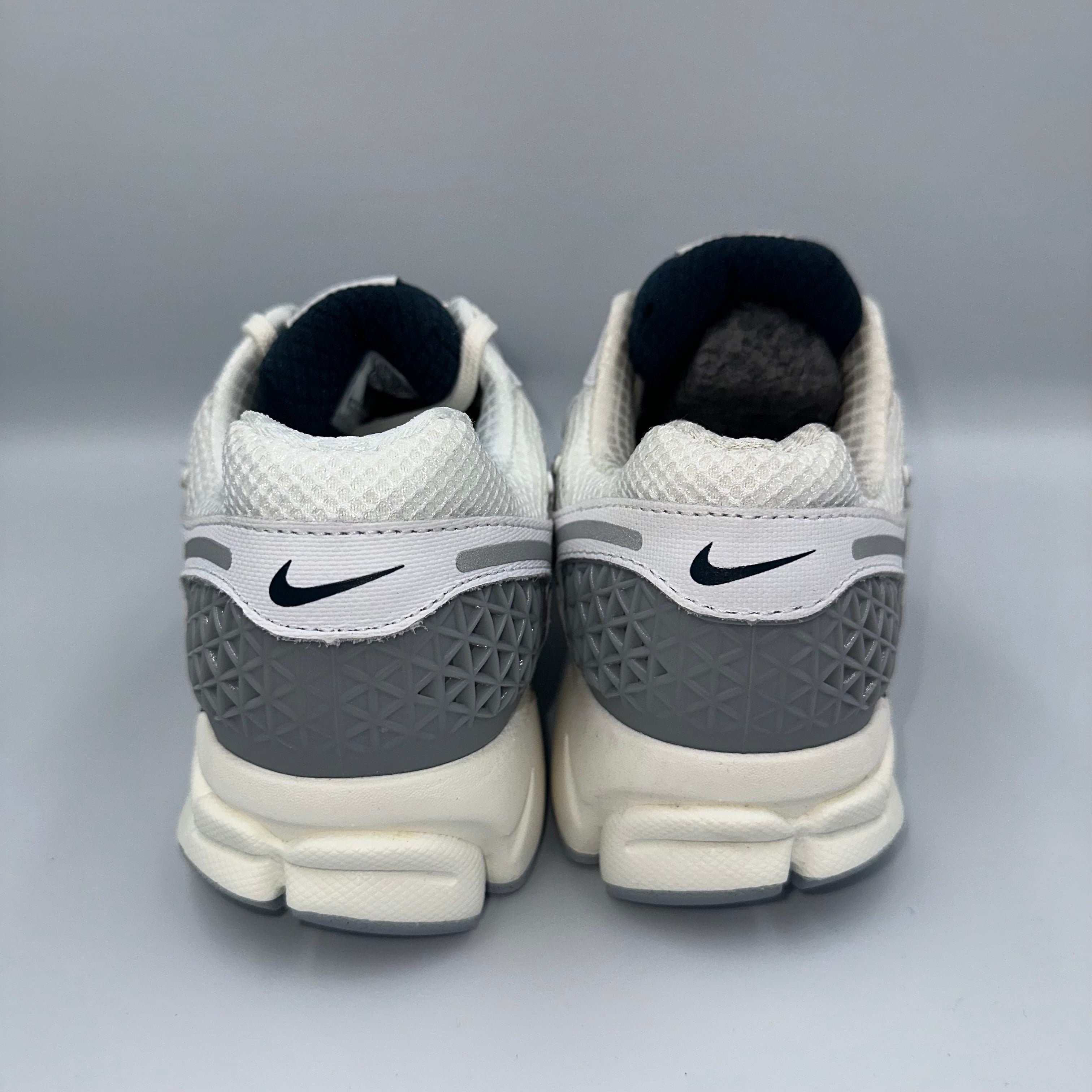 Nike Zoom Vomero 5 White / Metallic Silver UK 5 front view