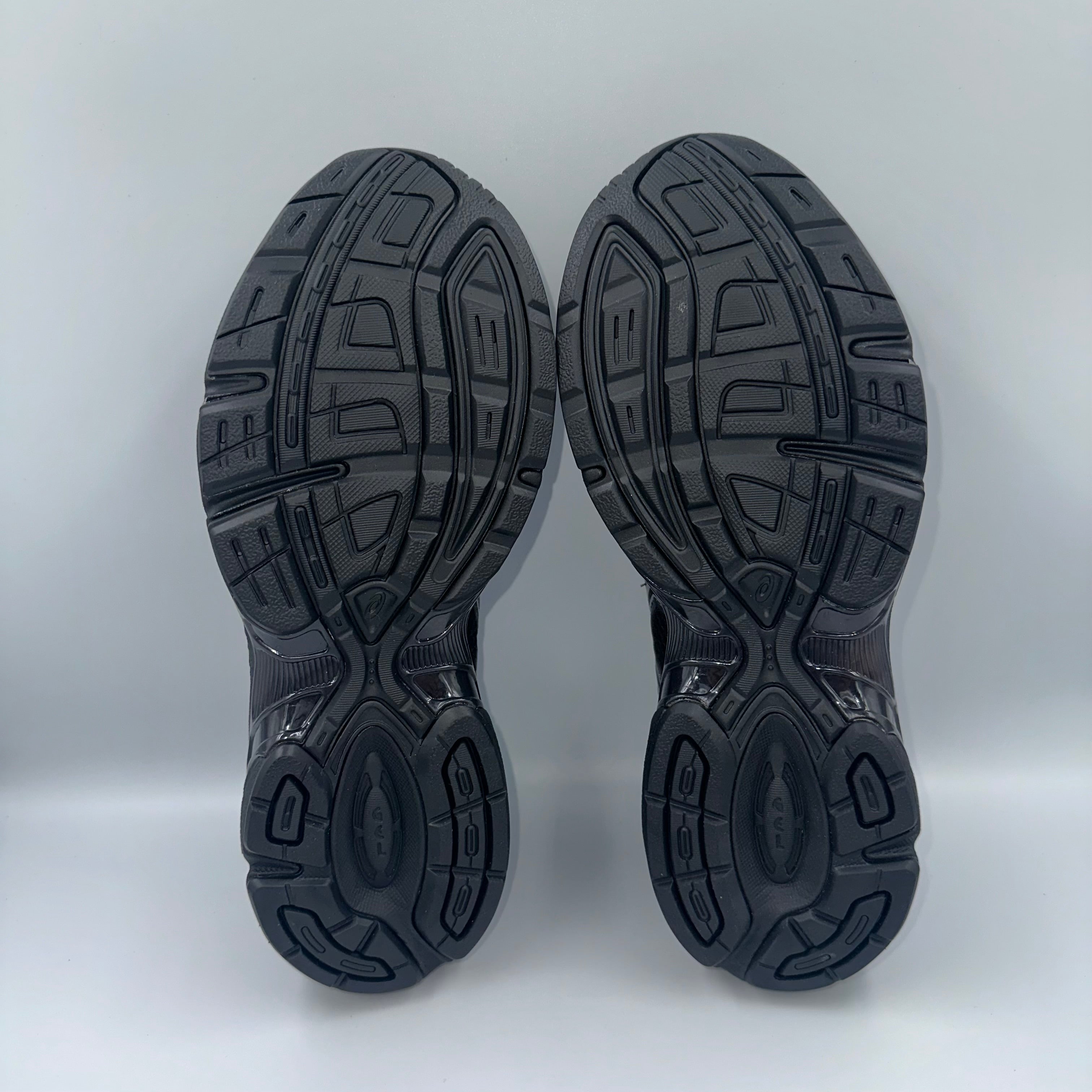 ASICS Gel-1130 Black / Pure Silver heel and counter detail