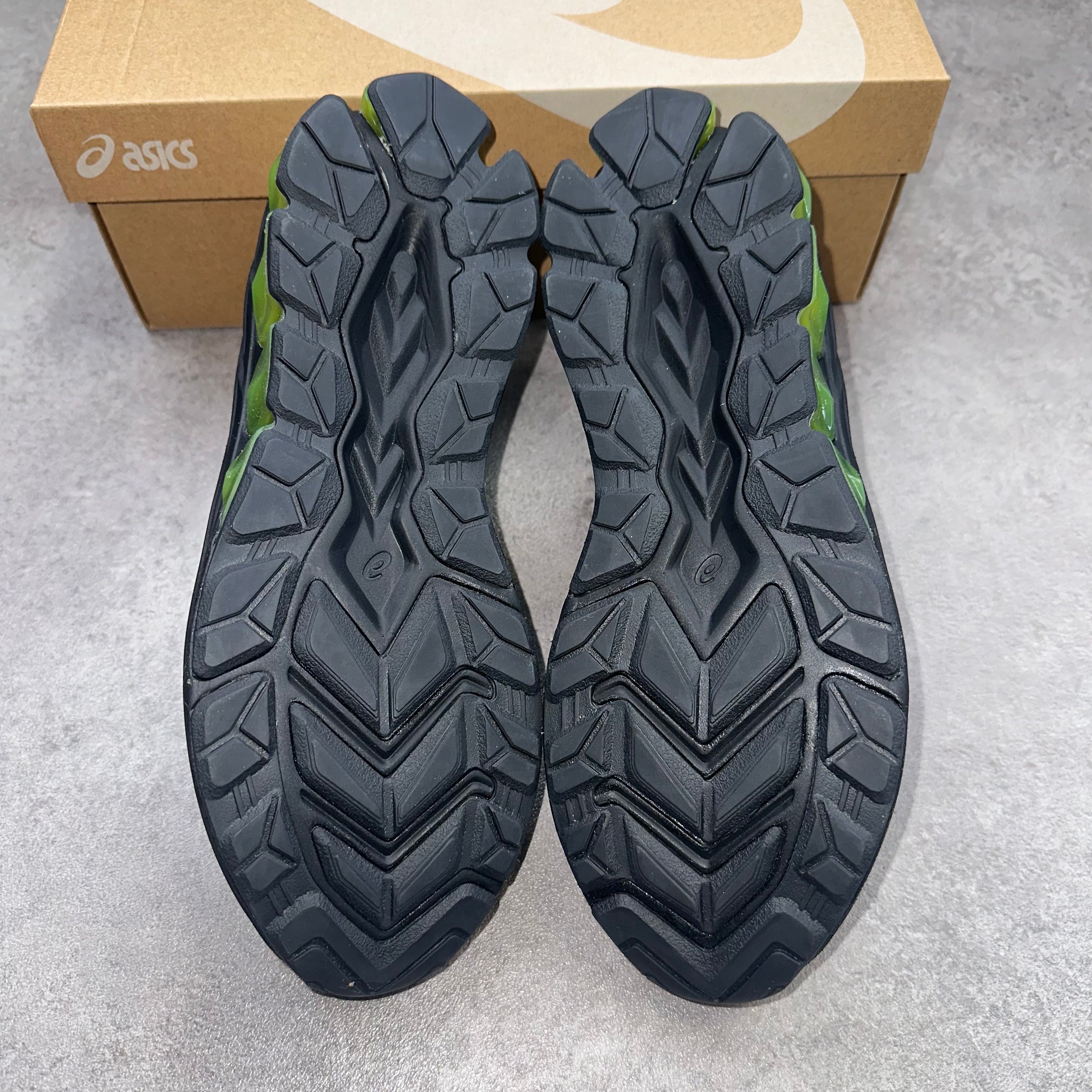 ASICS Gel Quantum 180 VII Black / Pure Silver front view