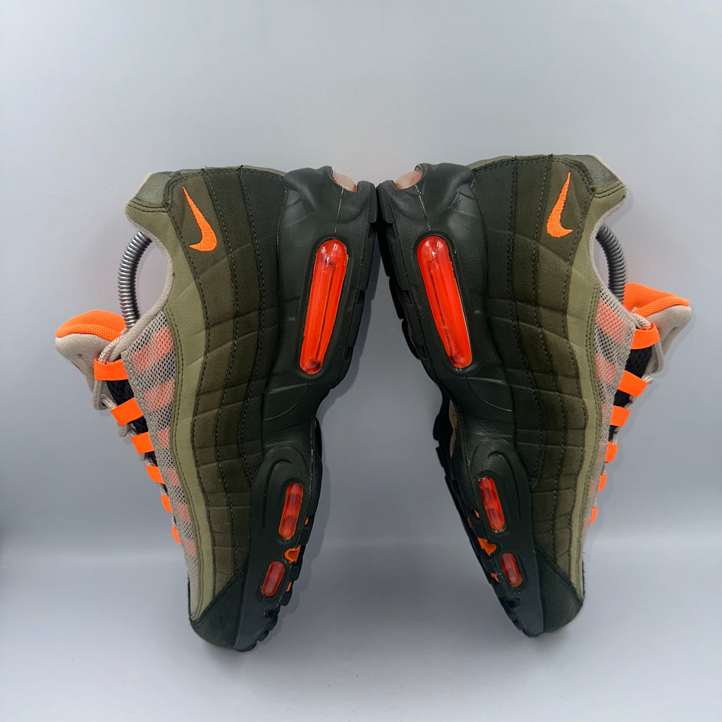 Nike Air Max 95 OG Total Orange / Neutral Olive UK 8 three-quarter front angle