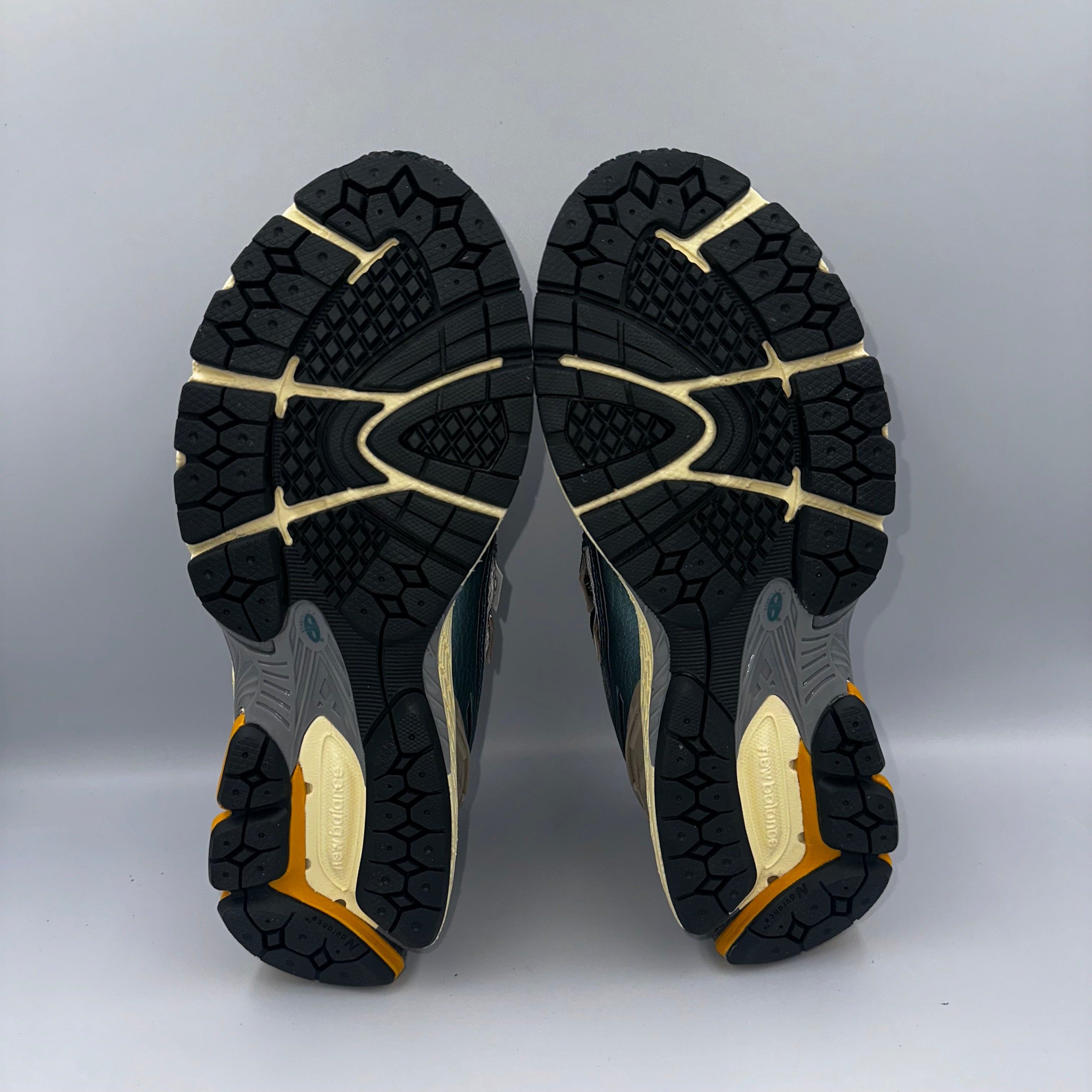 New Balance 1906R Newspruce / Moonbeam heel and counter detail