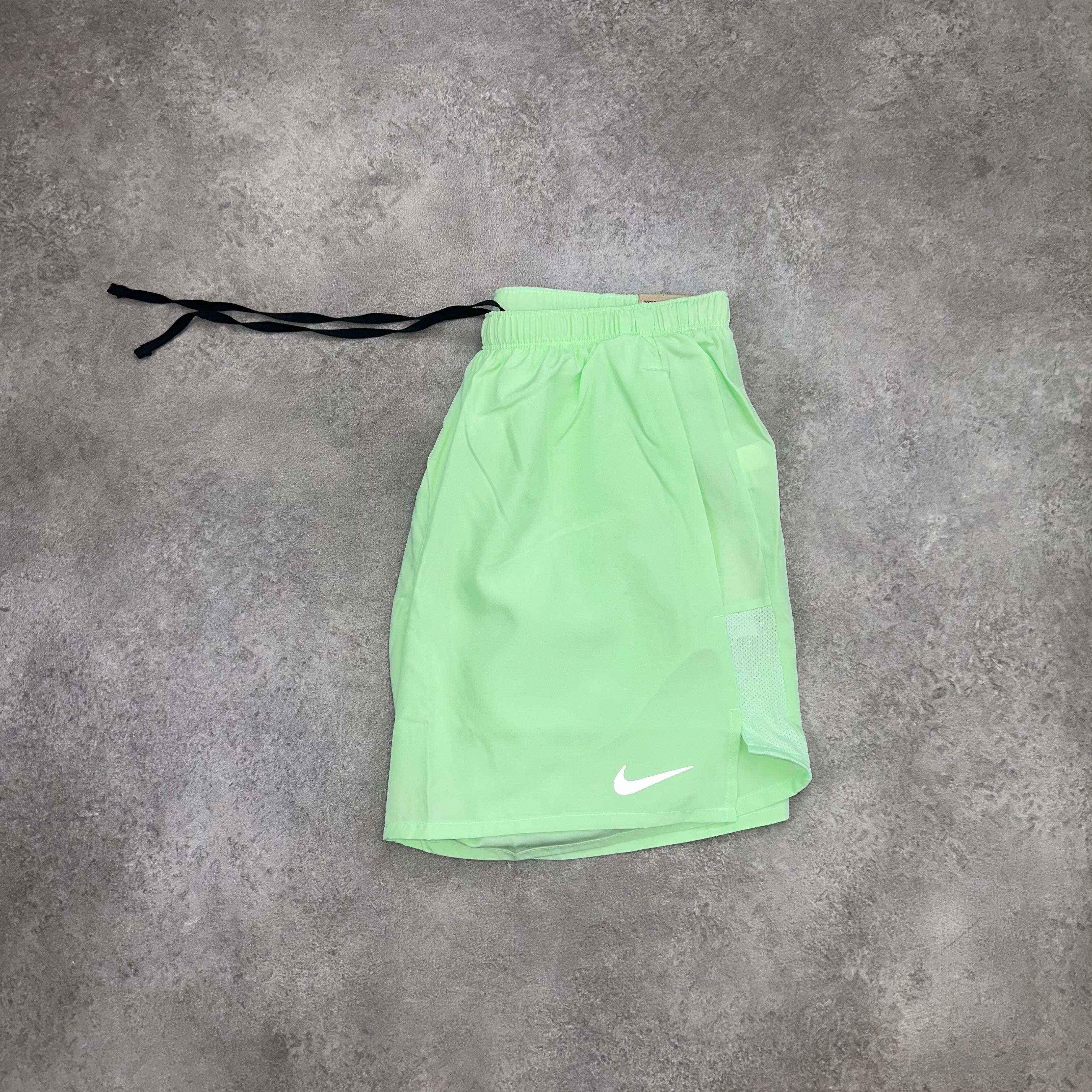 Nike Challenger 5 Inch Shorts Vapour Green lateral side profile