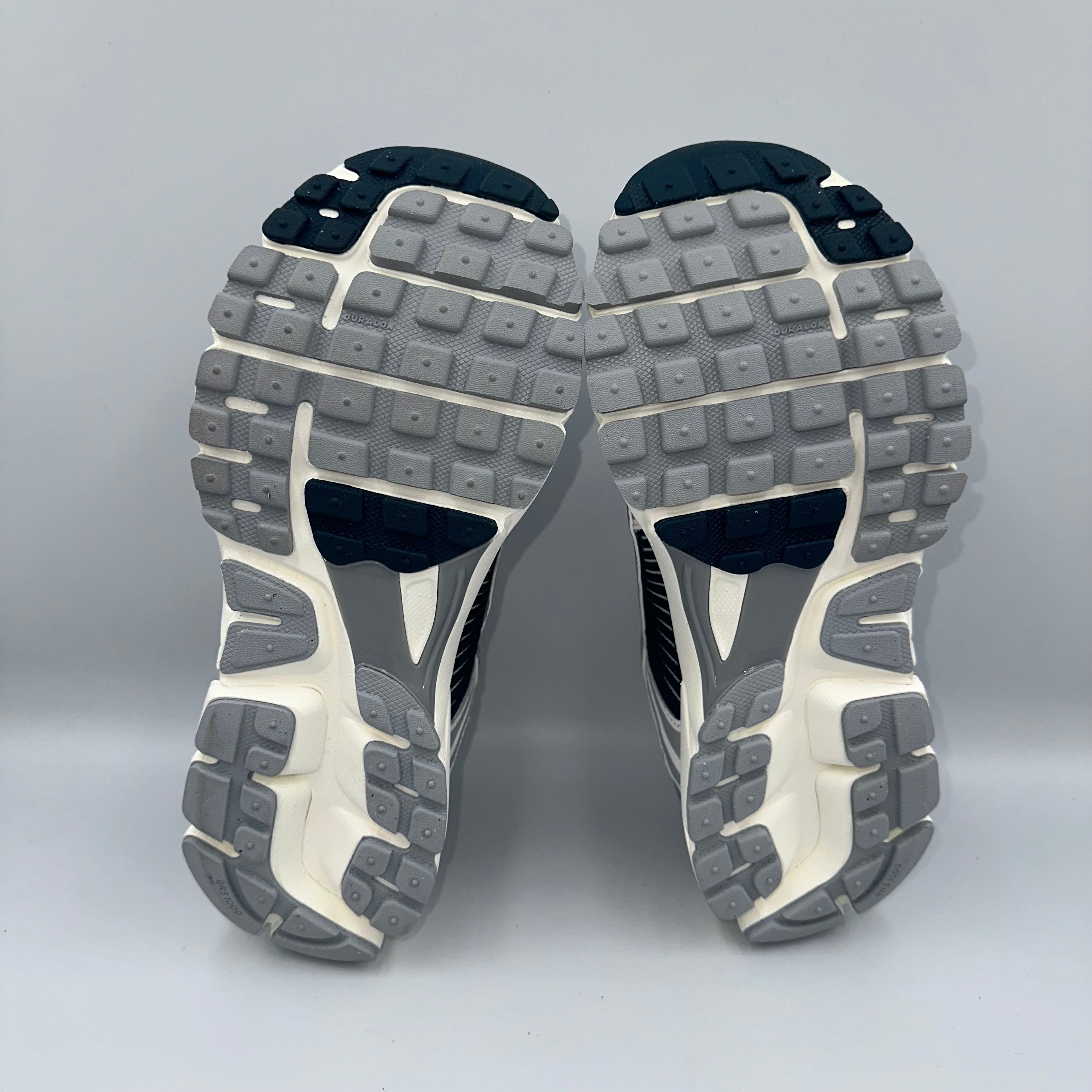 Nike Zoom Vomero 5 White / Metallic Silver UK 5 flat lay
