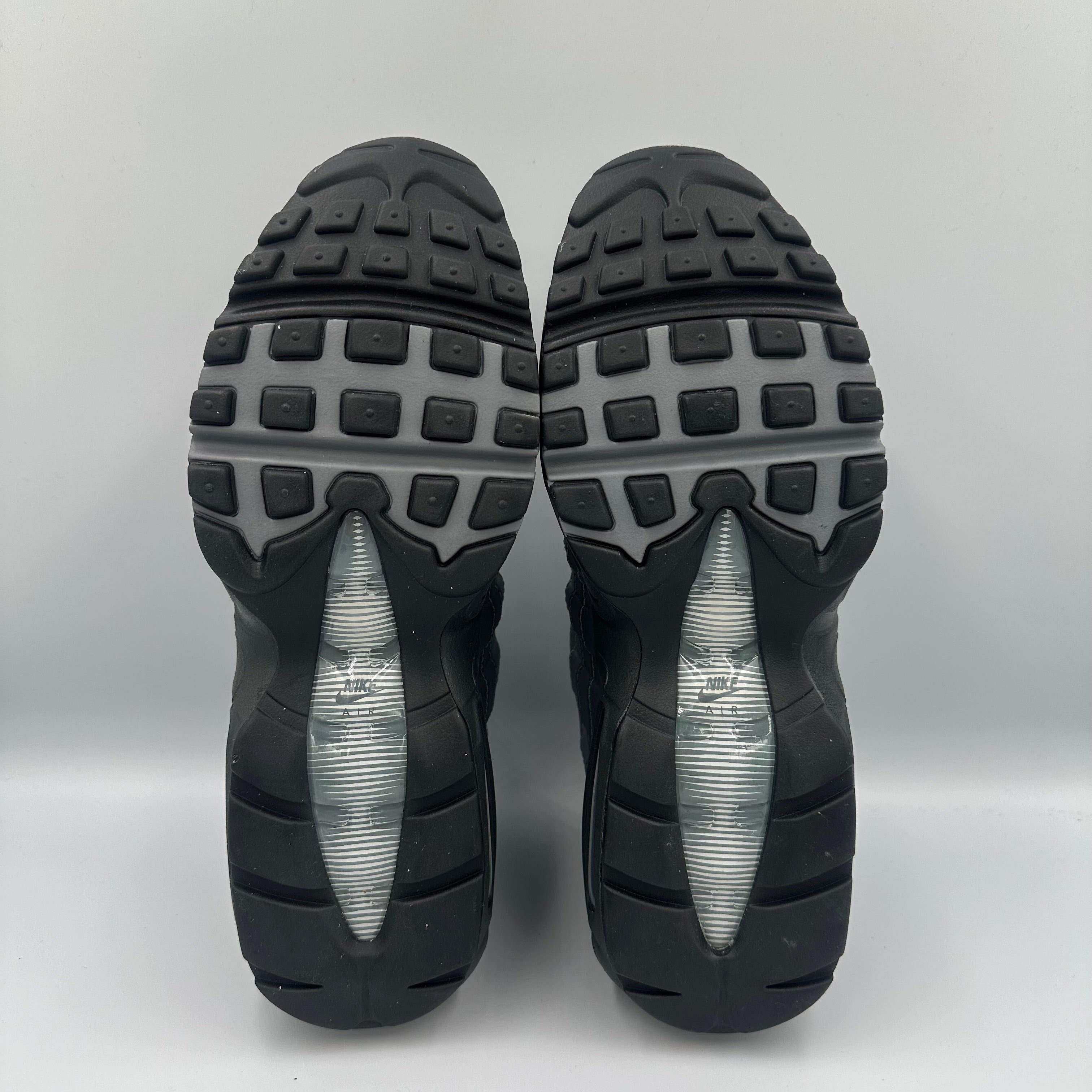 Nike Air Max 95 Dark Grey / White-Anthracite heel and counter detail