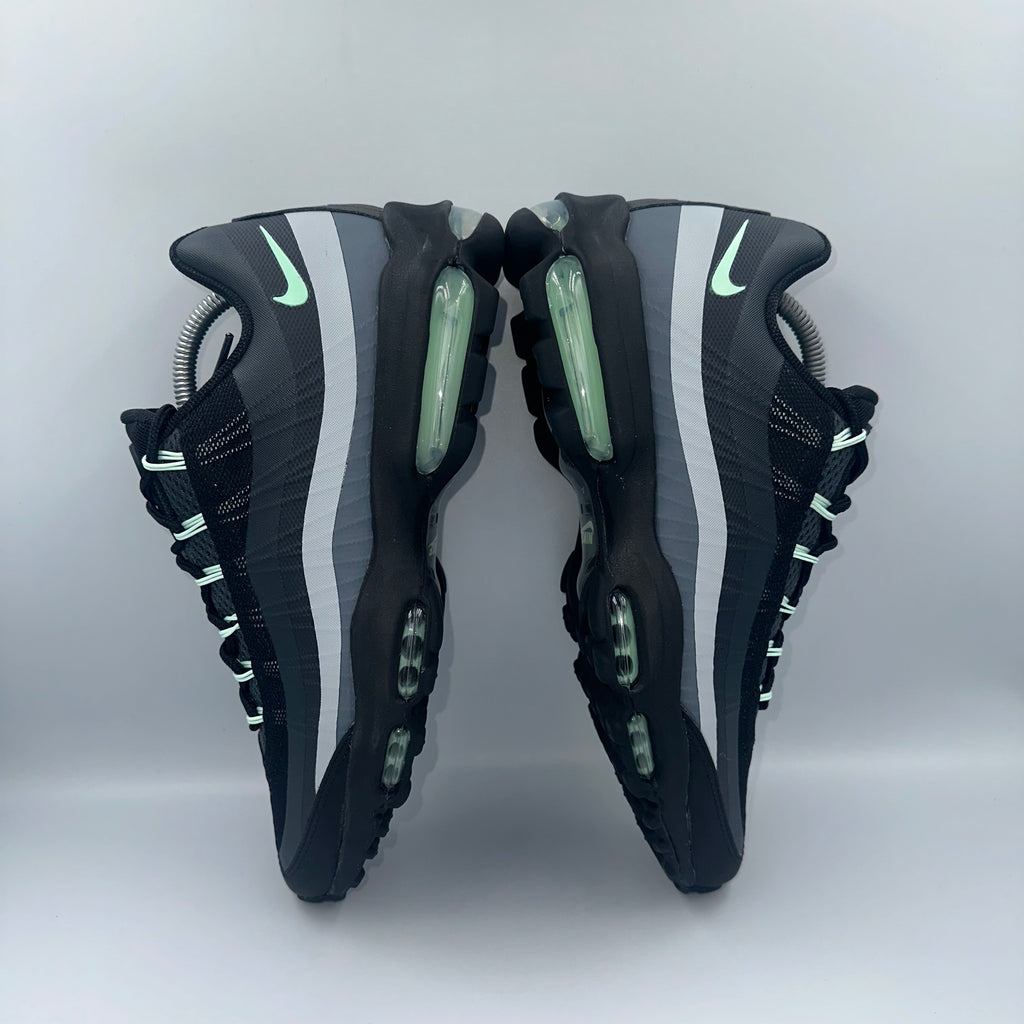 Nike Air Max 95 Ultra Black / Mint Foam three-quarter front angle