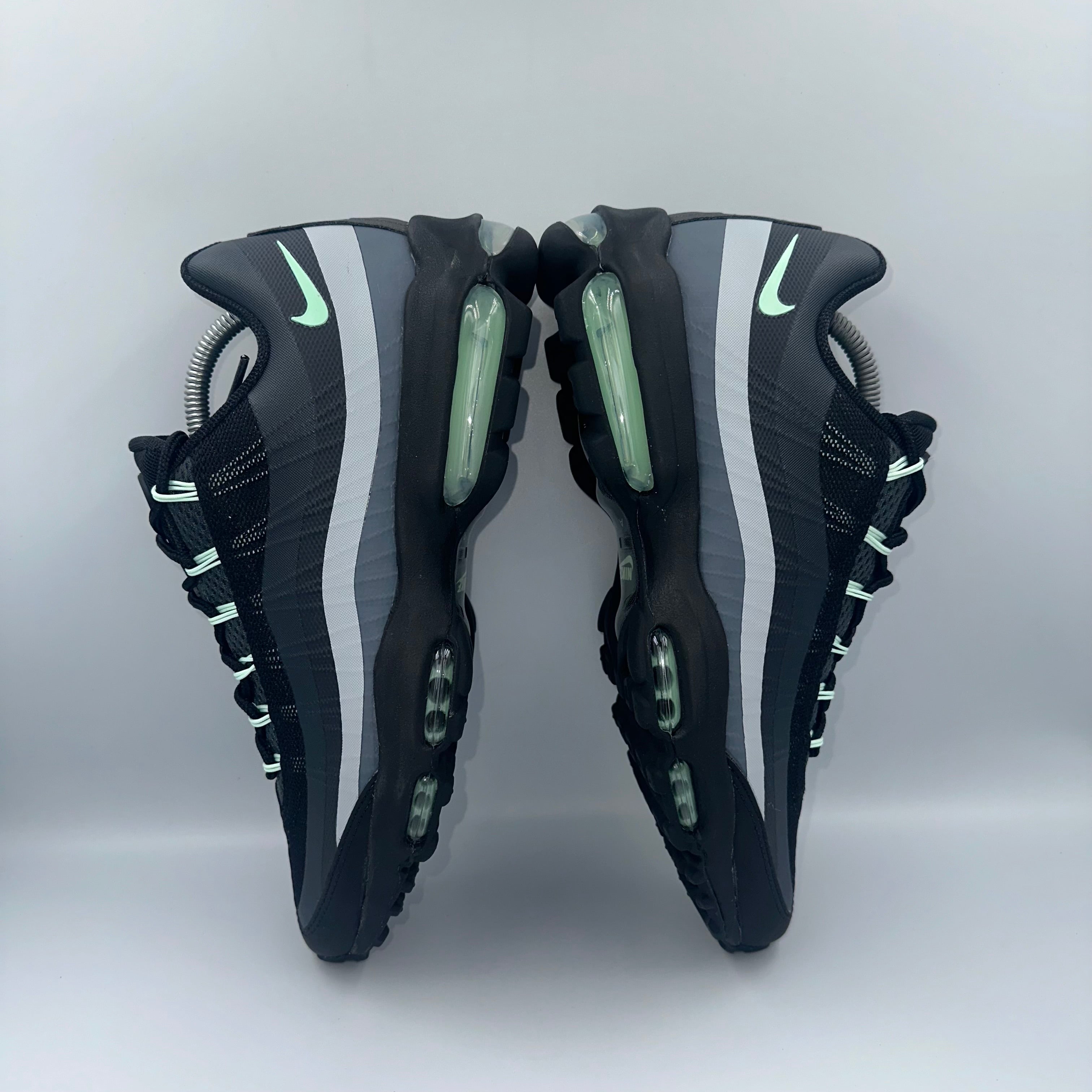 Nike Air Max 95 Ultra Black / Mint Foam three-quarter front angle