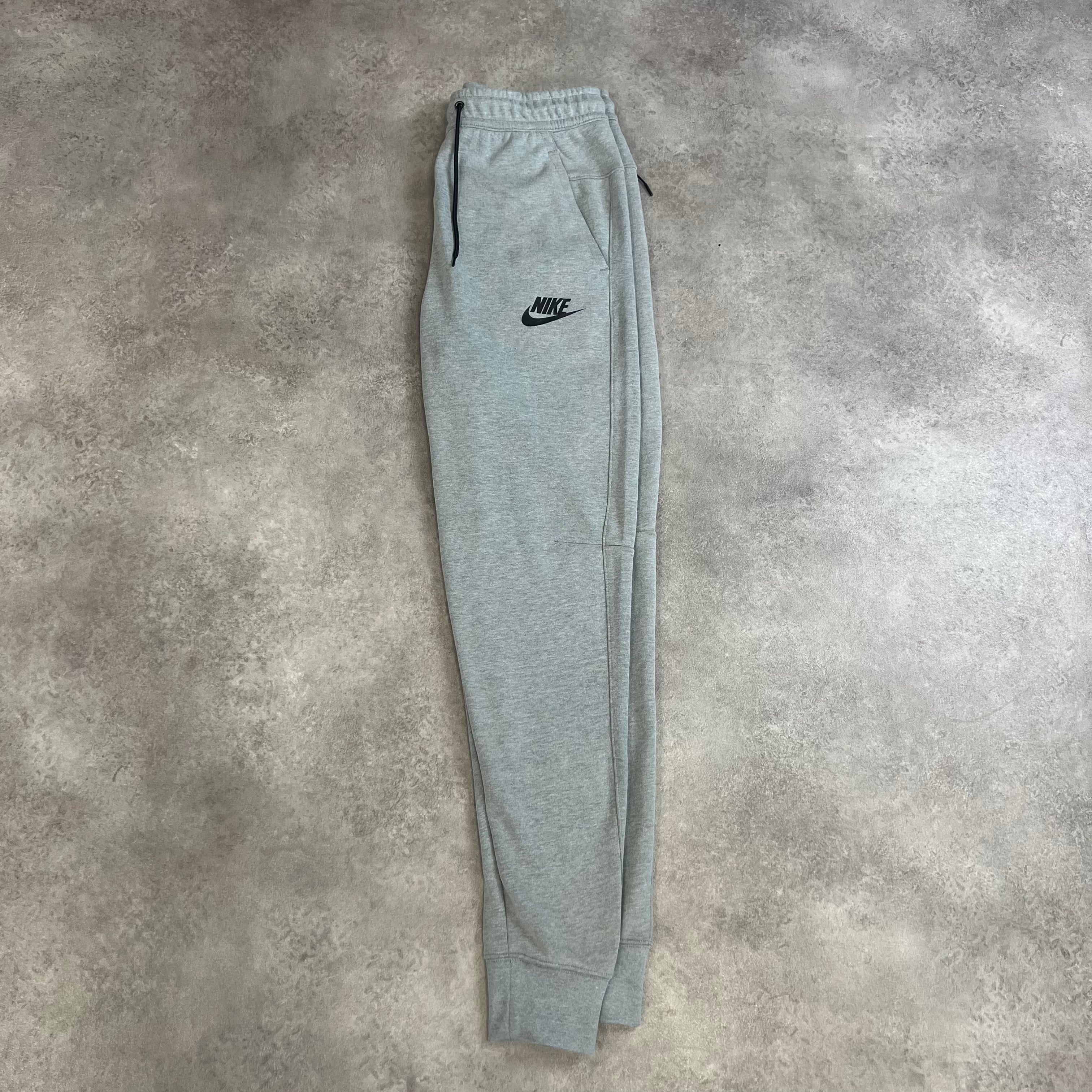 Nike Tech Fleece Tracksuit Grey detail close-up