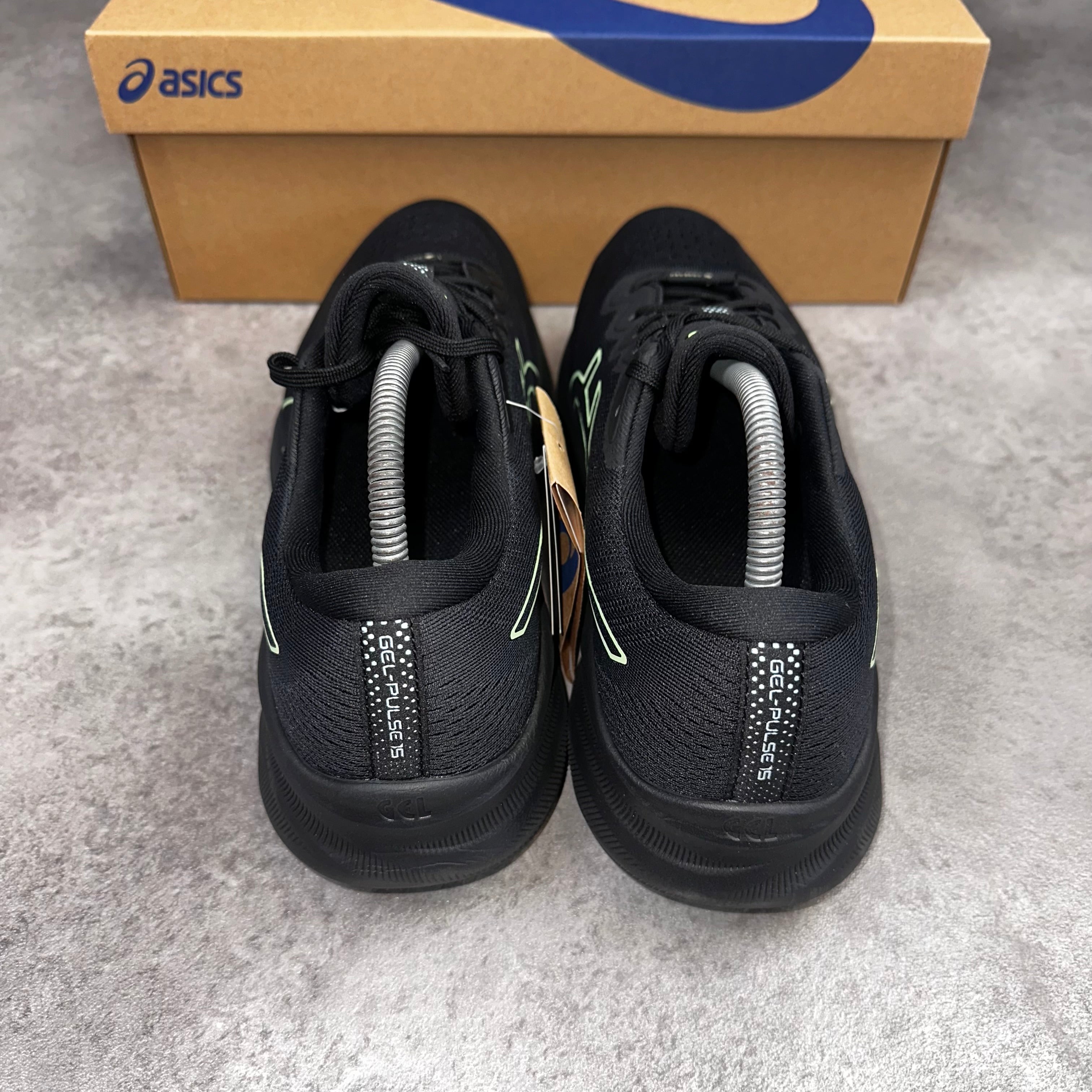 ASICS Gel-Pulse 15 Goretex Black / Illuminate Green heel and counter detail