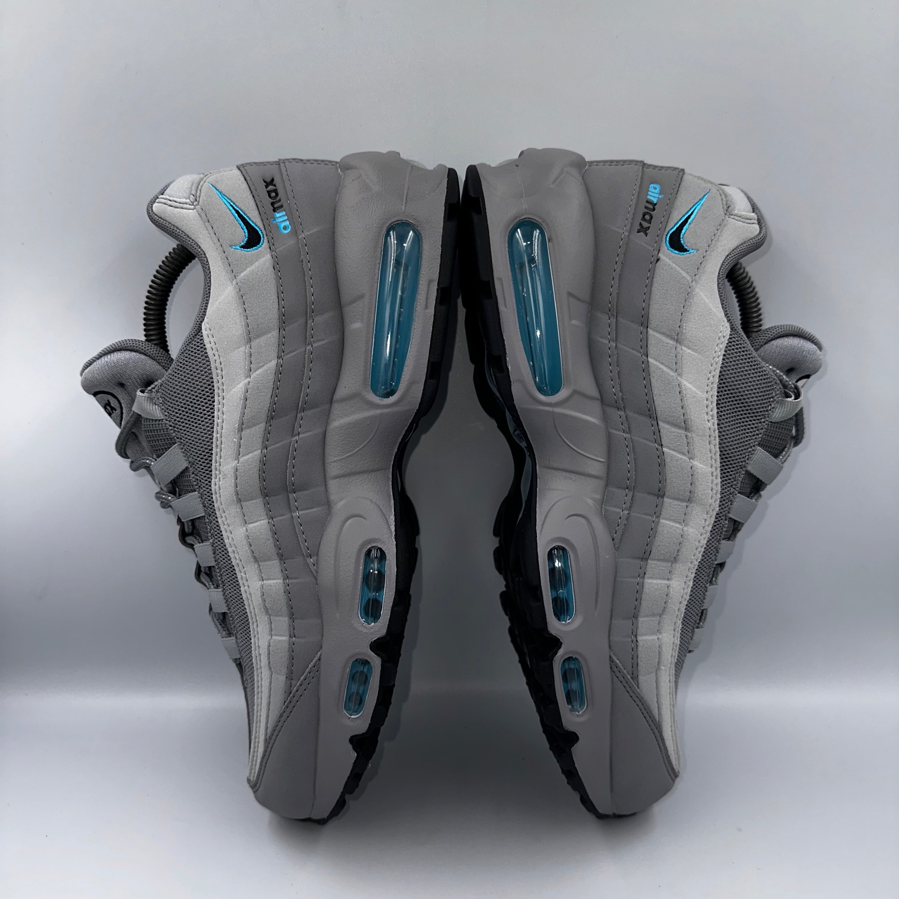 Nike Air Max 95 Particle Grey Retro Logo three-quarter front angle