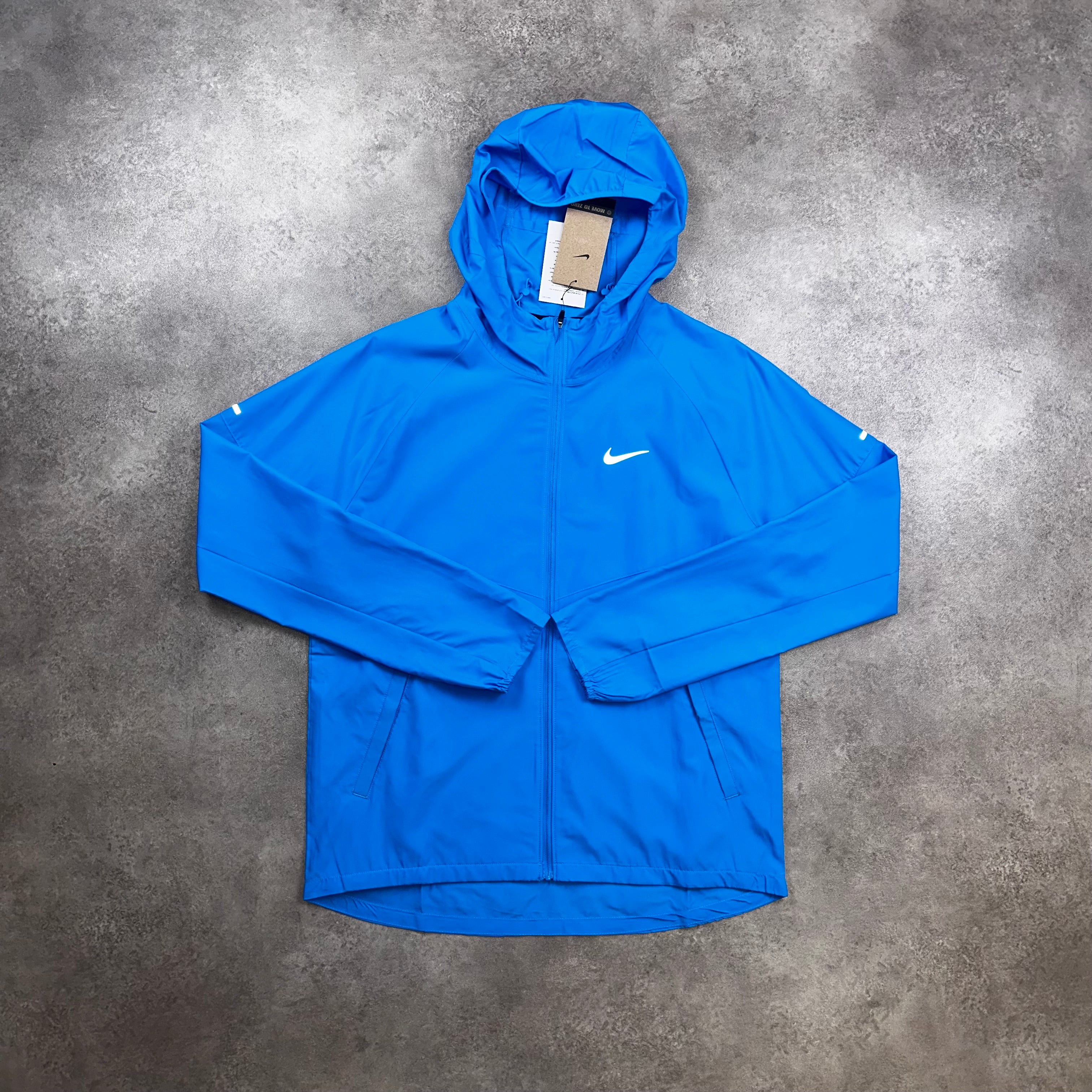 Nike Repel Running Jacket Blue Hero & Challenger Pants Black detail close-up