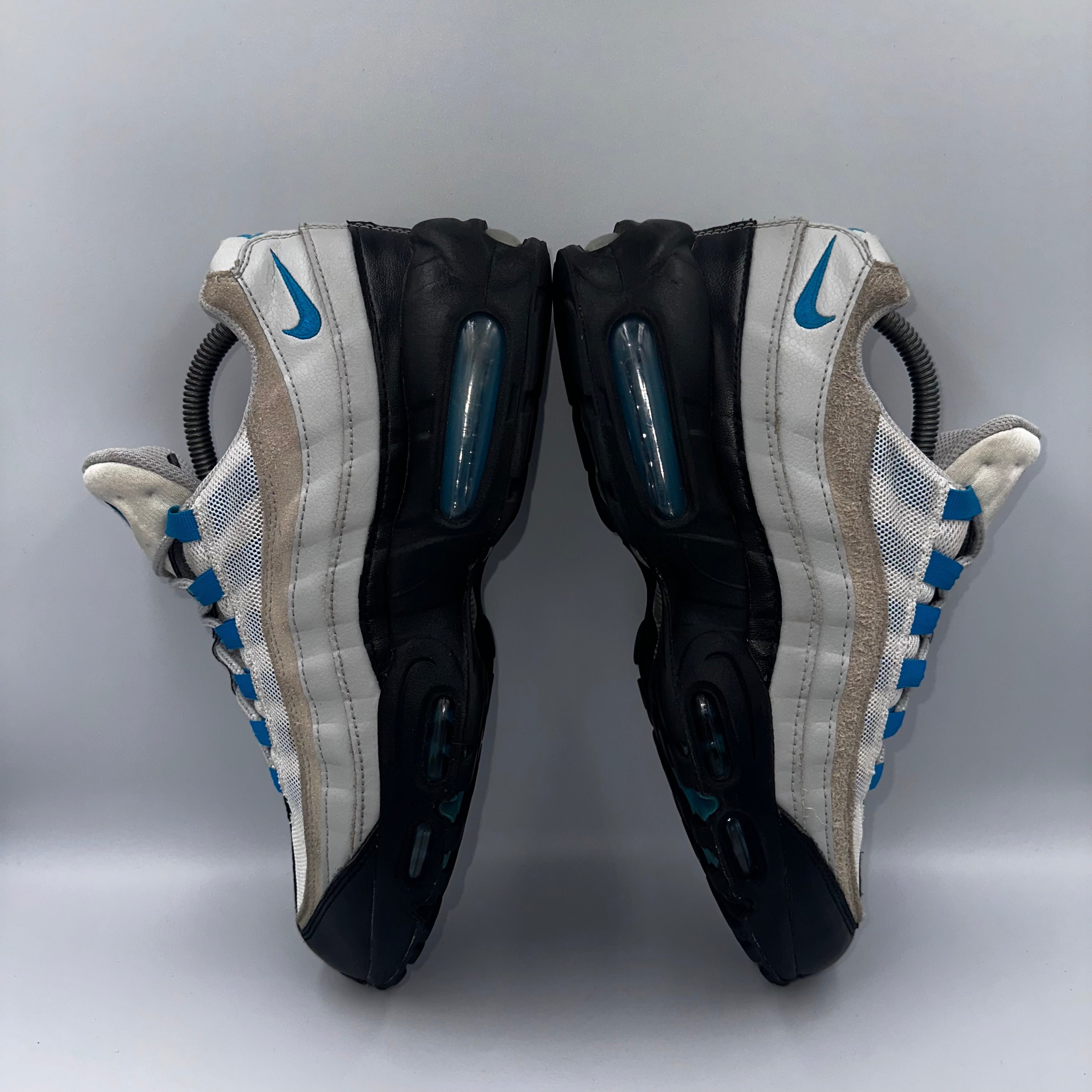 Nike Air Max 95 Laser Blue UK 8 three-quarter front angle